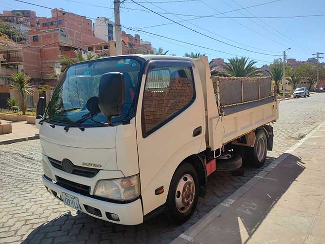 Hino-dutro.jpg VOLQUETA Hino Dutro año 2013 - Imagen 1