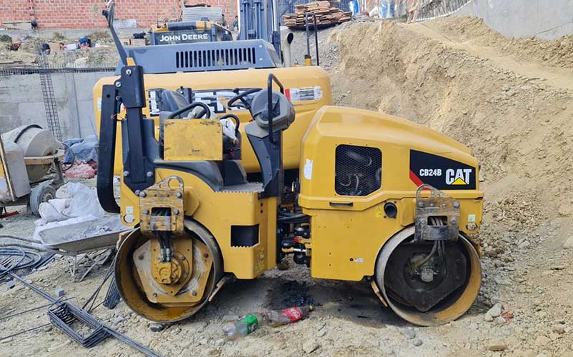 Vibrocompactadora doble tambor tandem Caterpillar CB24B Vibrocompactadora doble tambor tandem Caterpillar CB24B